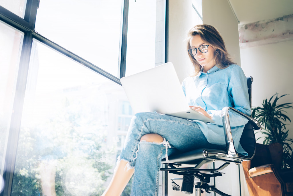 woman by the glass wall writing content