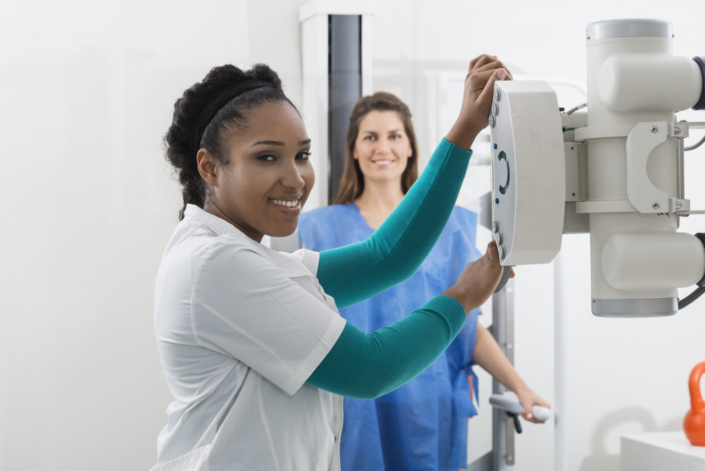 female nurse operating ana esthetic machine